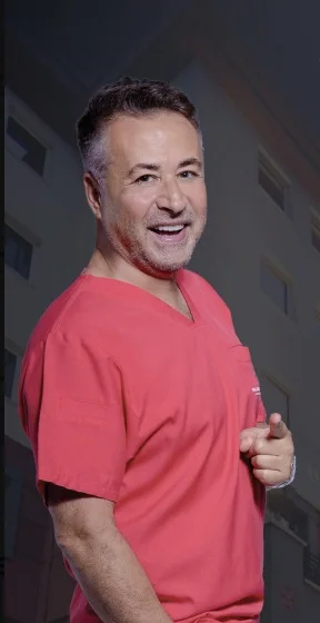 El Dr. Servet Terziler, fundador de Dr. Terziler Exclusive Clinic
