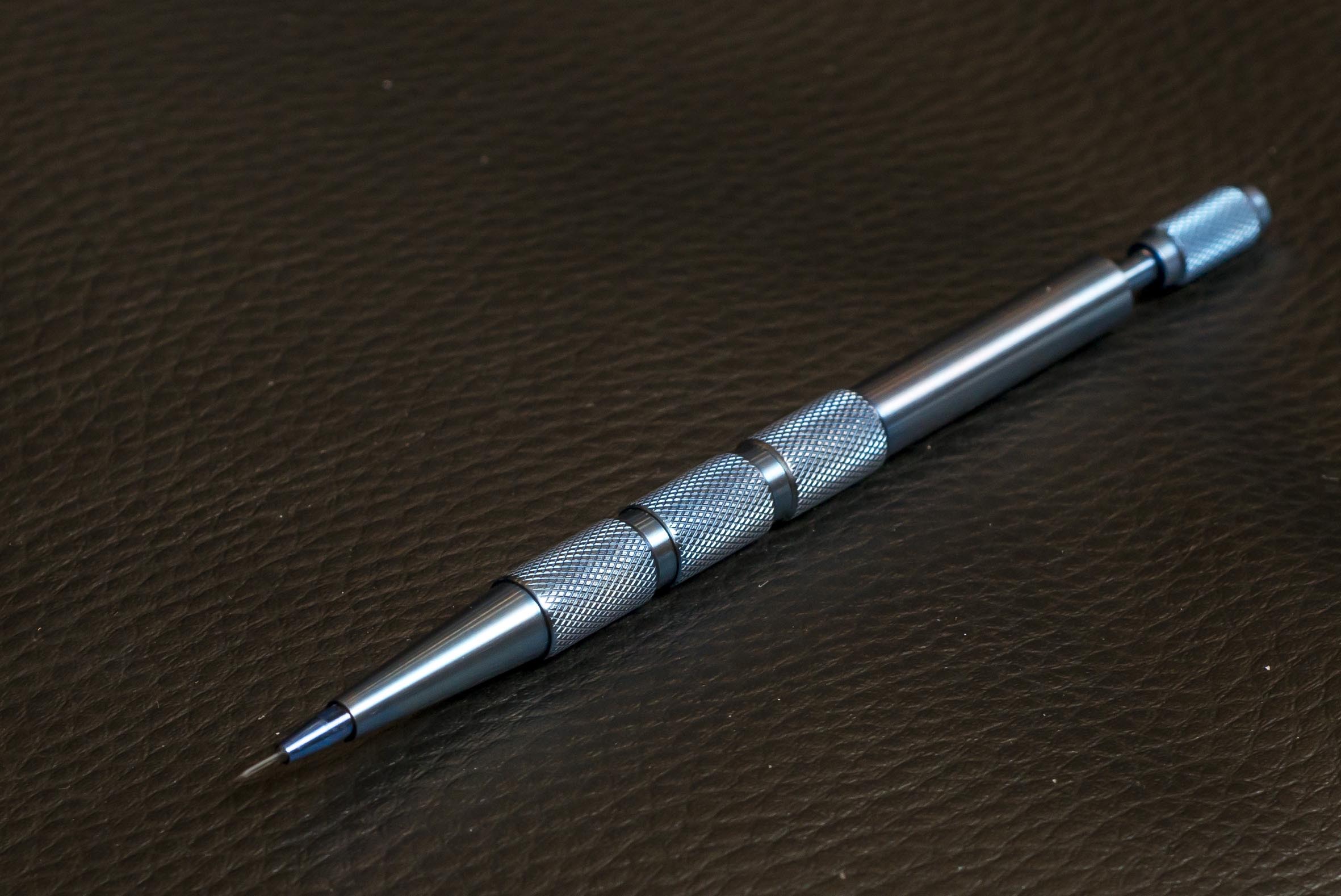 Sapphire FUE pen and sapphire blade tool for hair transplant in Turkey, used to explain V-shaped recipient channels versus modern DHI implantation