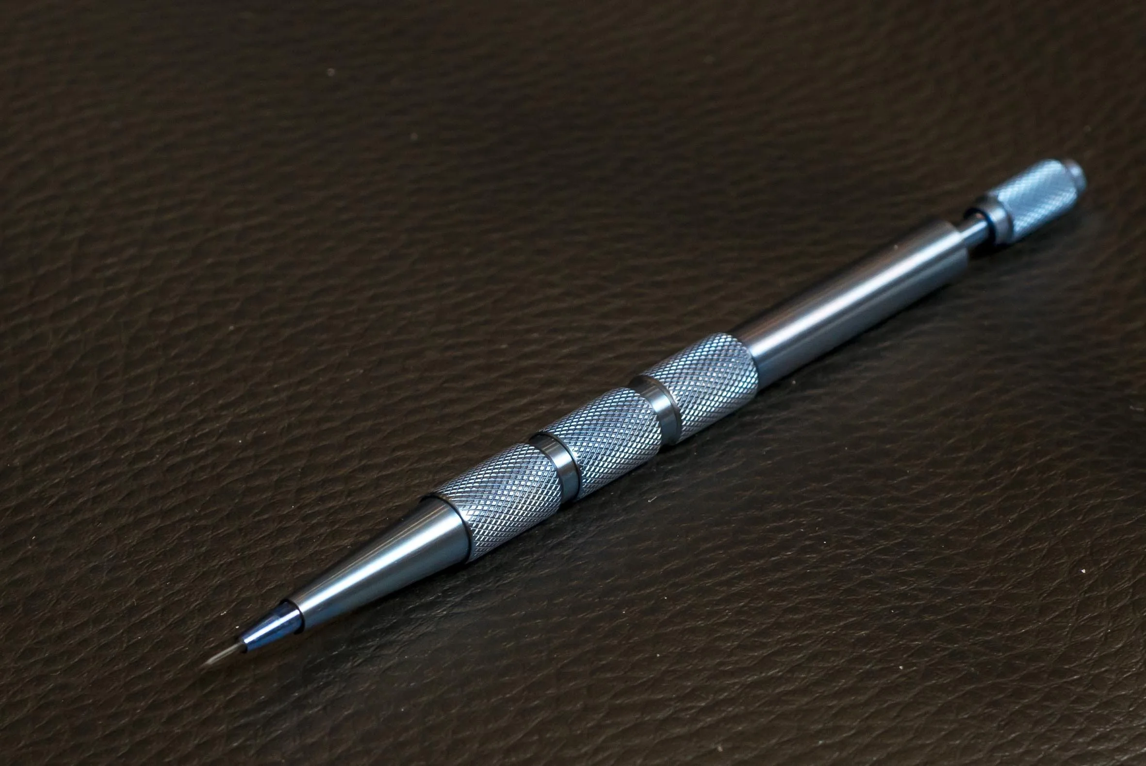 Sapphire FUE pen and sapphire blade tool for hair transplant in Turkey, used to explain V-shaped recipient channels versus modern DHI implantation